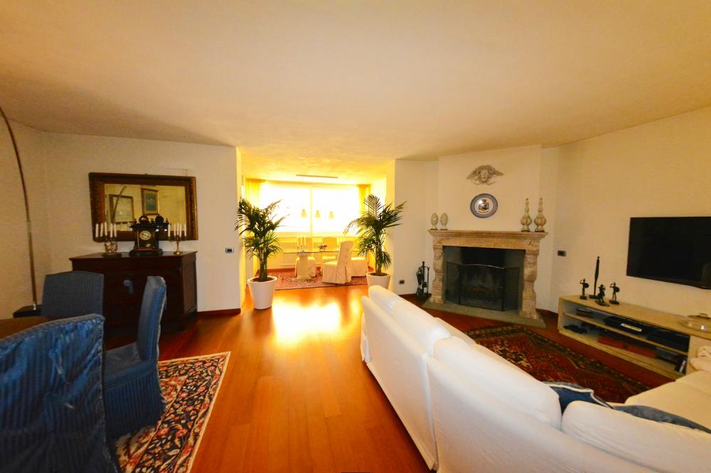 casa indipendente in vendita a Viareggio