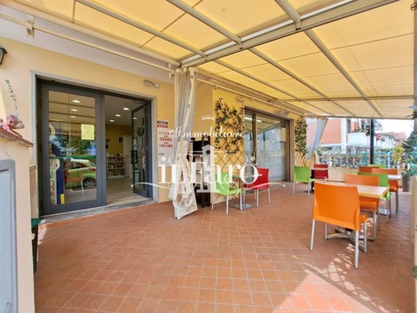 negozio in vendita a Viareggio in zona Campo d'Aviazione