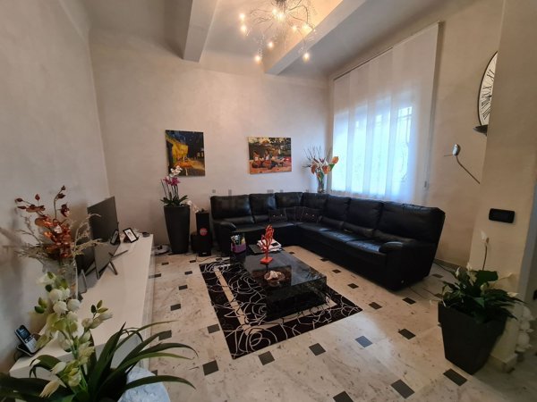 casa indipendente in vendita a Viareggio