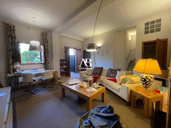 casa indipendente in vendita a Viareggio
