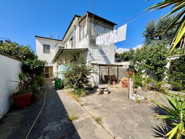 casa indipendente in vendita a Viareggio in zona Migliarina