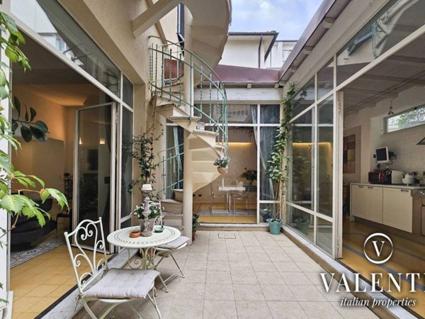 casa indipendente in vendita a Viareggio