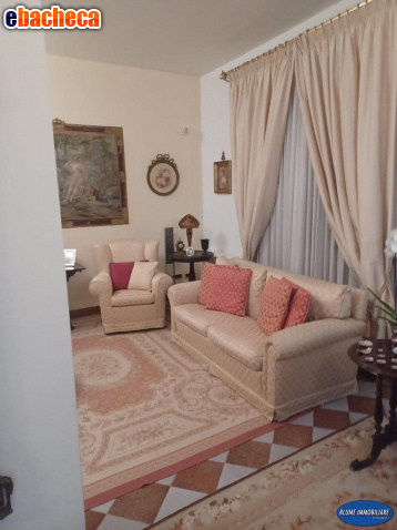 casa indipendente in vendita a Viareggio