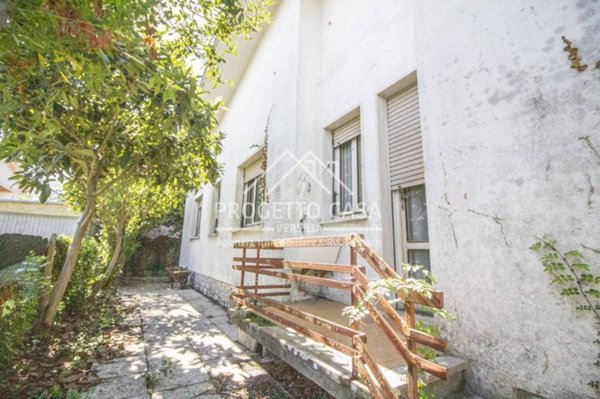 casa indipendente in vendita a Viareggio in zona Torre del Lago