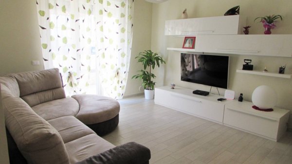 casa indipendente in vendita a Viareggio