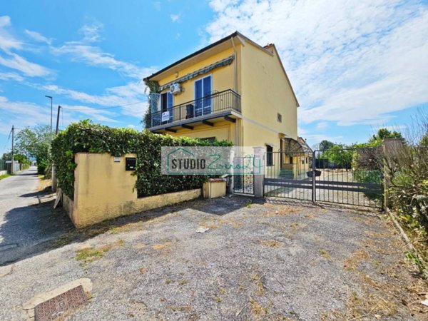casa indipendente in vendita a Viareggio in zona Torre del Lago
