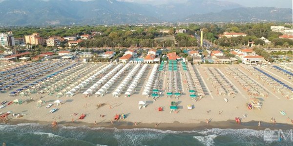 negozio in vendita a Viareggio in zona Torre del Lago