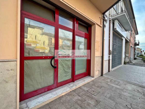 locale commerciale in vendita a Viareggio in zona Migliarina