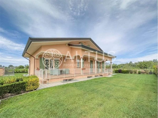 casa indipendente in vendita a Viareggio