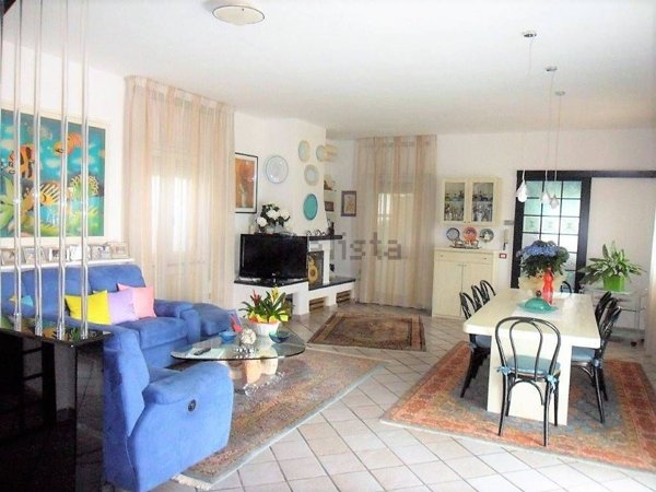 casa indipendente in vendita a Viareggio
