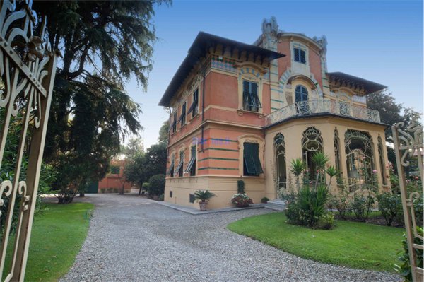 casa indipendente in vendita a Viareggio