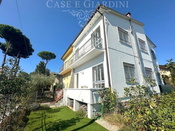 casa indipendente in vendita a Viareggio