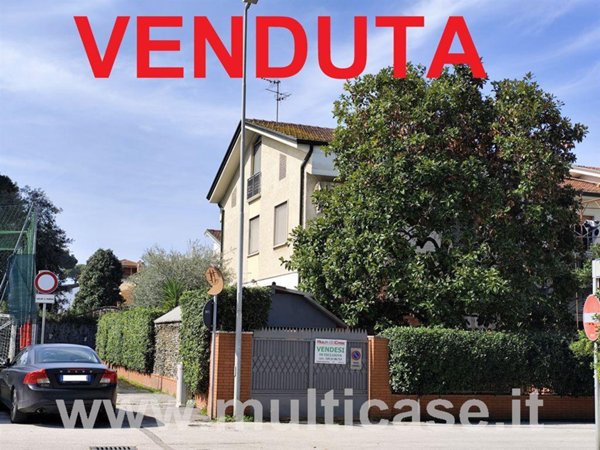 casa indipendente in vendita a Viareggio