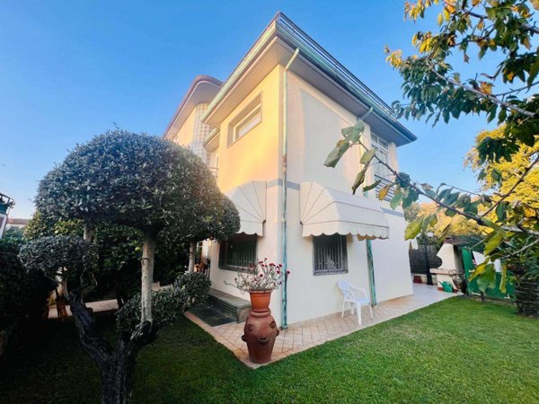 casa indipendente in vendita a Viareggio