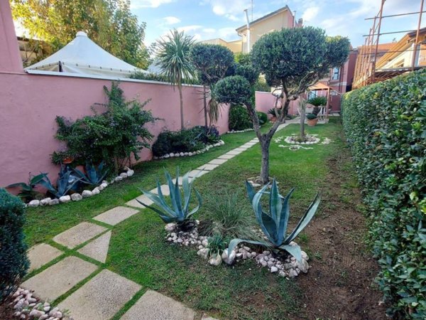 casa indipendente in vendita a Viareggio in zona Torre del Lago