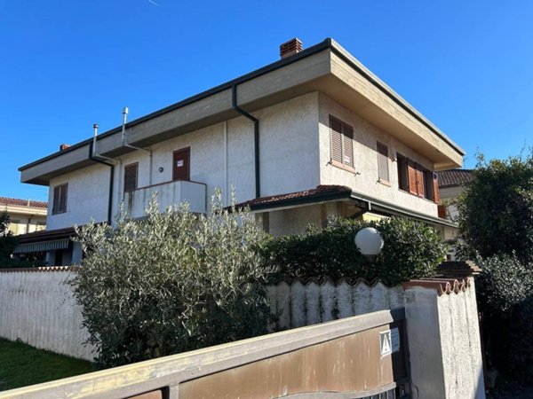 casa indipendente in vendita a Viareggio in zona Torre del Lago