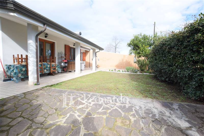 casa indipendente in vendita a Viareggio in zona Campo d'Aviazione