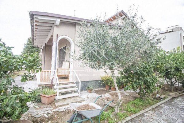 casa indipendente in vendita a Viareggio in zona Campo d'Aviazione