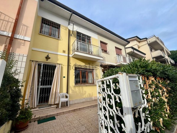 casa indipendente in vendita a Viareggio in zona Campo d'Aviazione