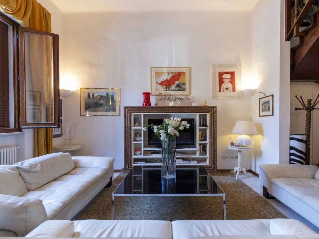 casa indipendente in vendita a Viareggio