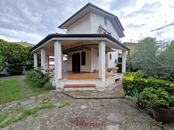 casa indipendente in vendita a Viareggio in zona Torre del Lago