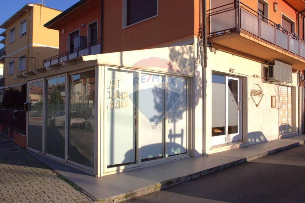 locale commerciale in vendita a Viareggio in zona Migliarina