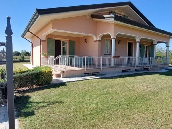 casa indipendente in vendita a Viareggio in zona Migliarina