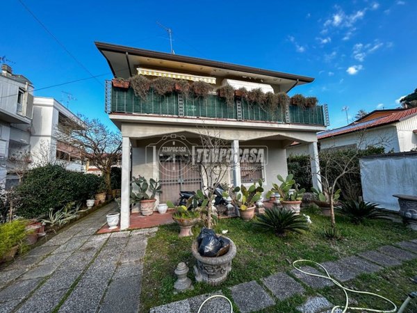 casa indipendente in vendita a Viareggio in zona Torre del Lago