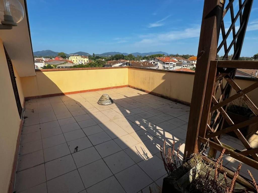 appartamento in vendita a Viareggio in zona Lago Mare