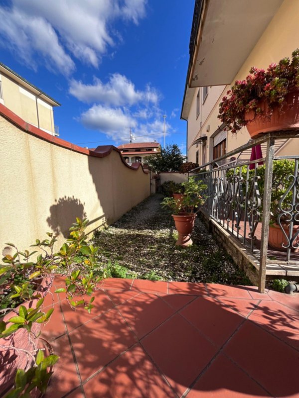 casa indipendente in vendita a Viareggio in zona Migliarina