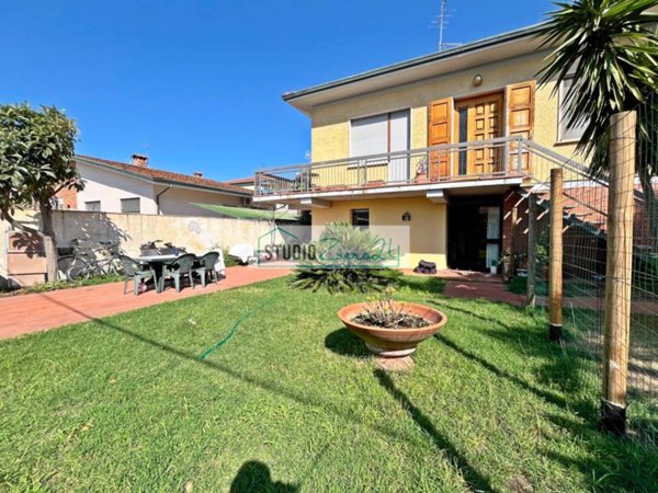 casa indipendente in vendita a Viareggio in zona Migliarina