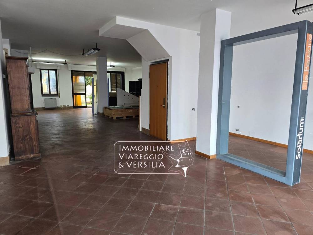 locale di sgombero in vendita a Viareggio