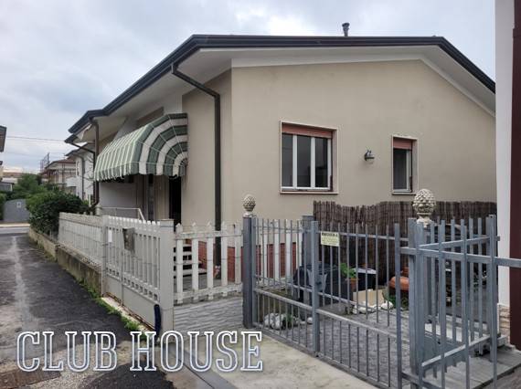 casa indipendente in vendita a Viareggio in zona Torre del Lago