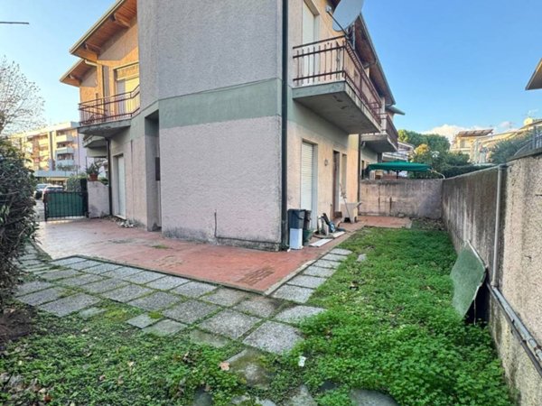 casa indipendente in vendita a Viareggio in zona Campo d'Aviazione