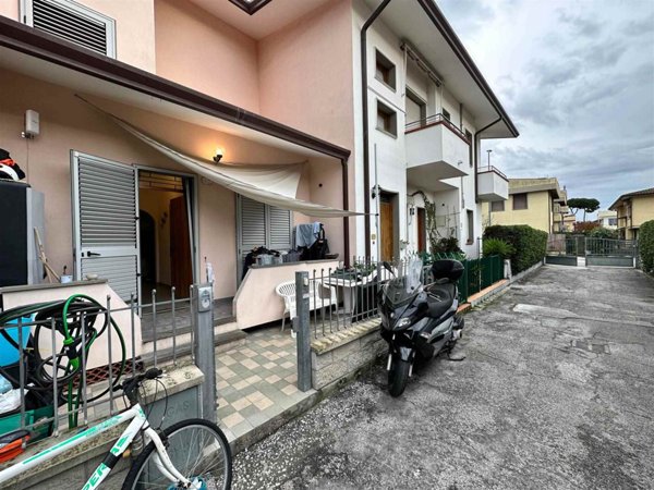 casa indipendente in vendita a Viareggio in zona Torre del Lago