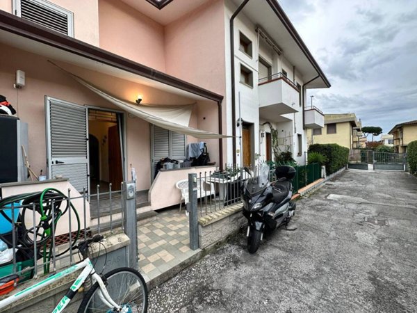 casa indipendente in vendita a Viareggio in zona Torre del Lago