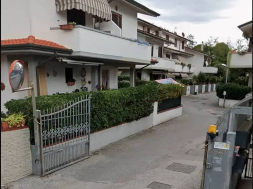 casa indipendente in vendita a Viareggio in zona Torre del Lago