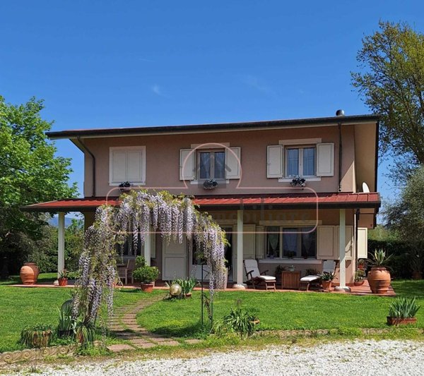 casa indipendente in vendita a Viareggio