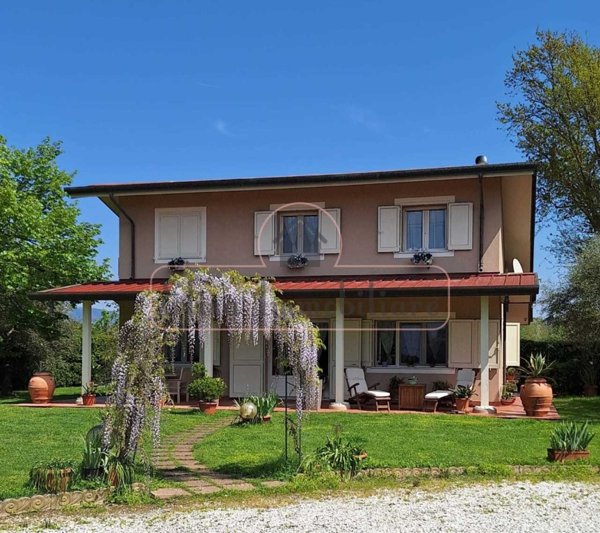 casa indipendente in vendita a Viareggio