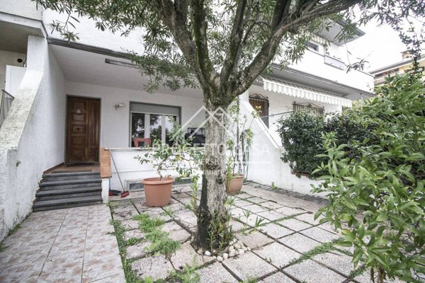casa indipendente in vendita a Viareggio in zona Torre del Lago