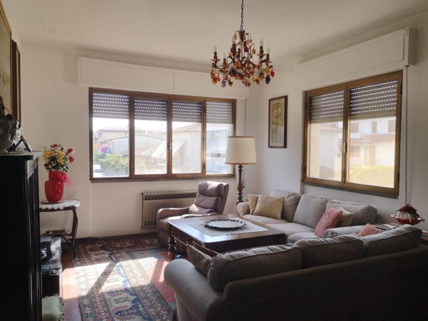 casa semindipendente in vendita a Viareggio in zona Migliarina