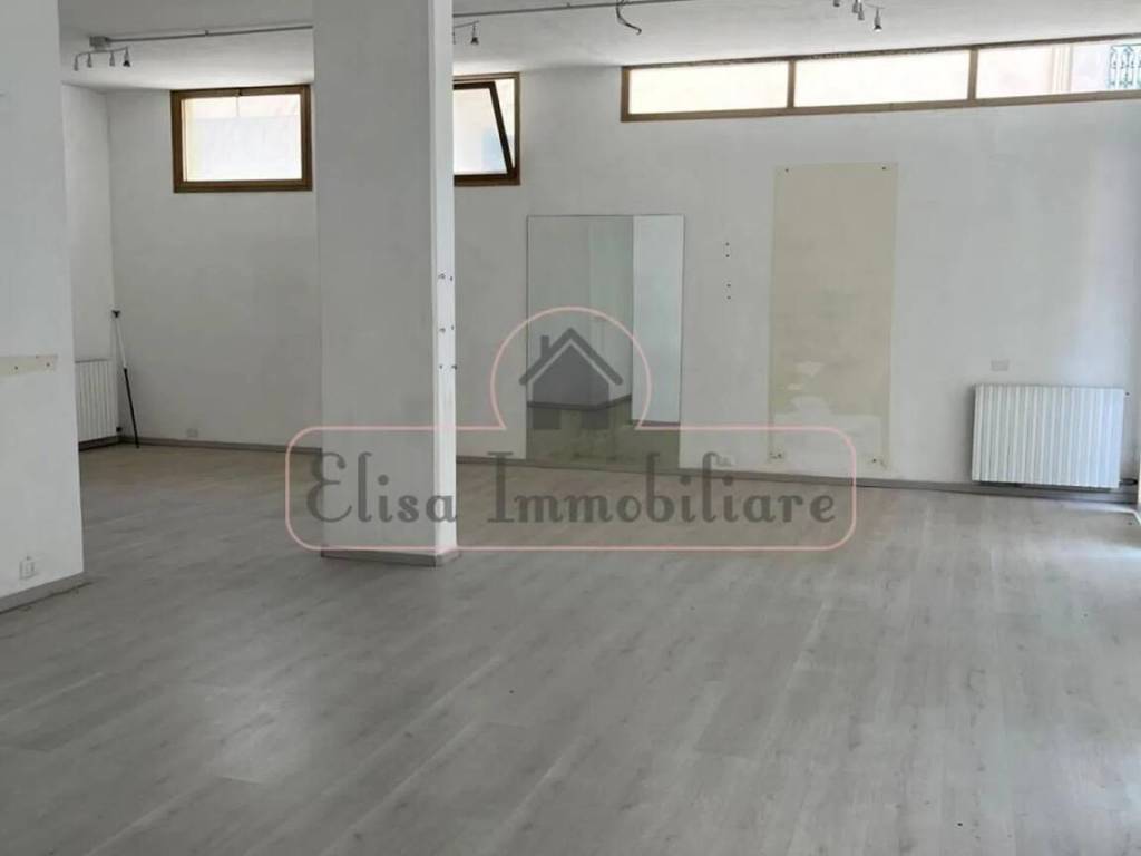 negozio in vendita a Viareggio