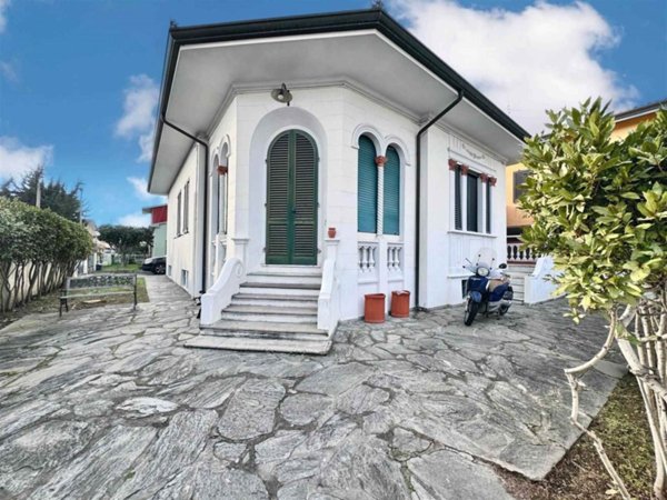 casa indipendente in vendita a Viareggio in zona Torre del Lago