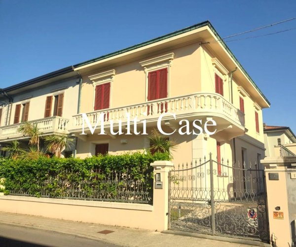casa indipendente in vendita a Viareggio