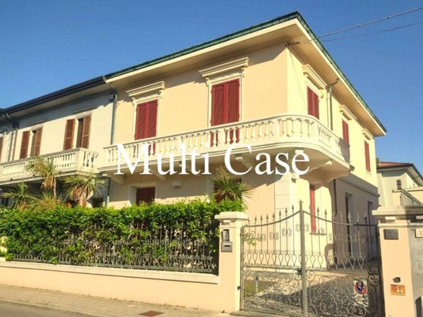casa indipendente in vendita a Viareggio