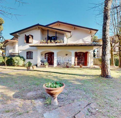 casa indipendente in vendita a Viareggio