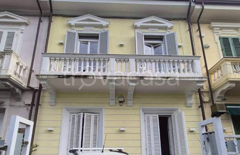 casa indipendente in vendita a Viareggio