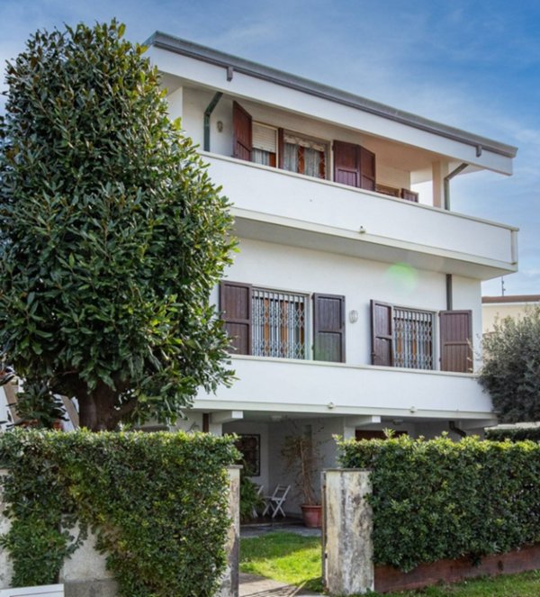 casa indipendente in vendita a Viareggio