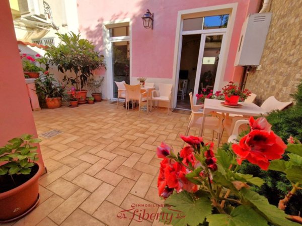 casa indipendente in vendita a Viareggio