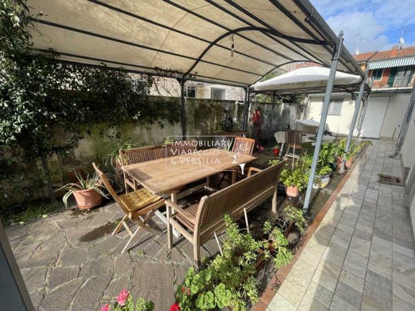 casa indipendente in vendita a Viareggio